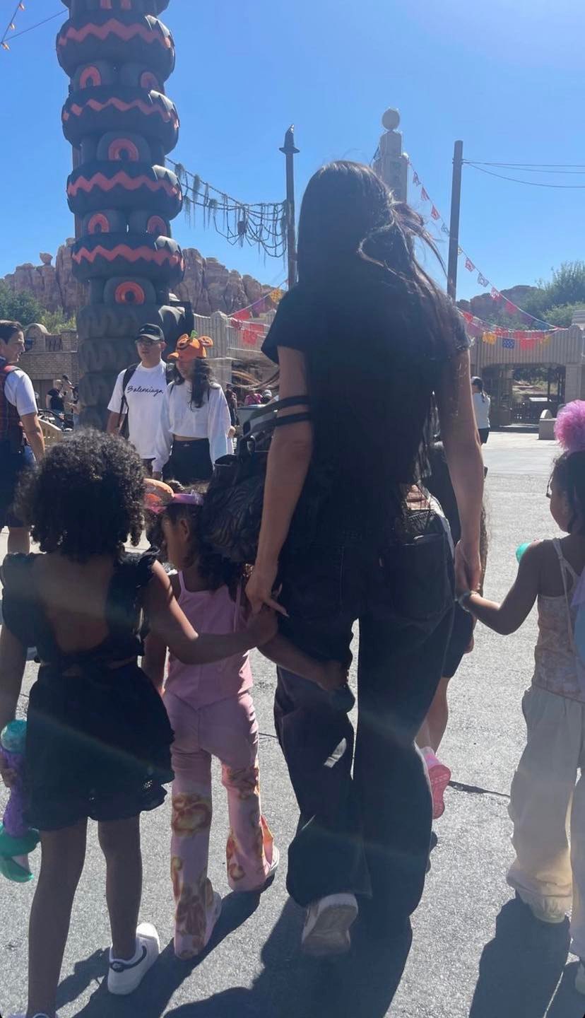 Kylie Jenner leva a filha mais velha e as sobrinhas para passeio inesquecível na Disneyland da Califórnia