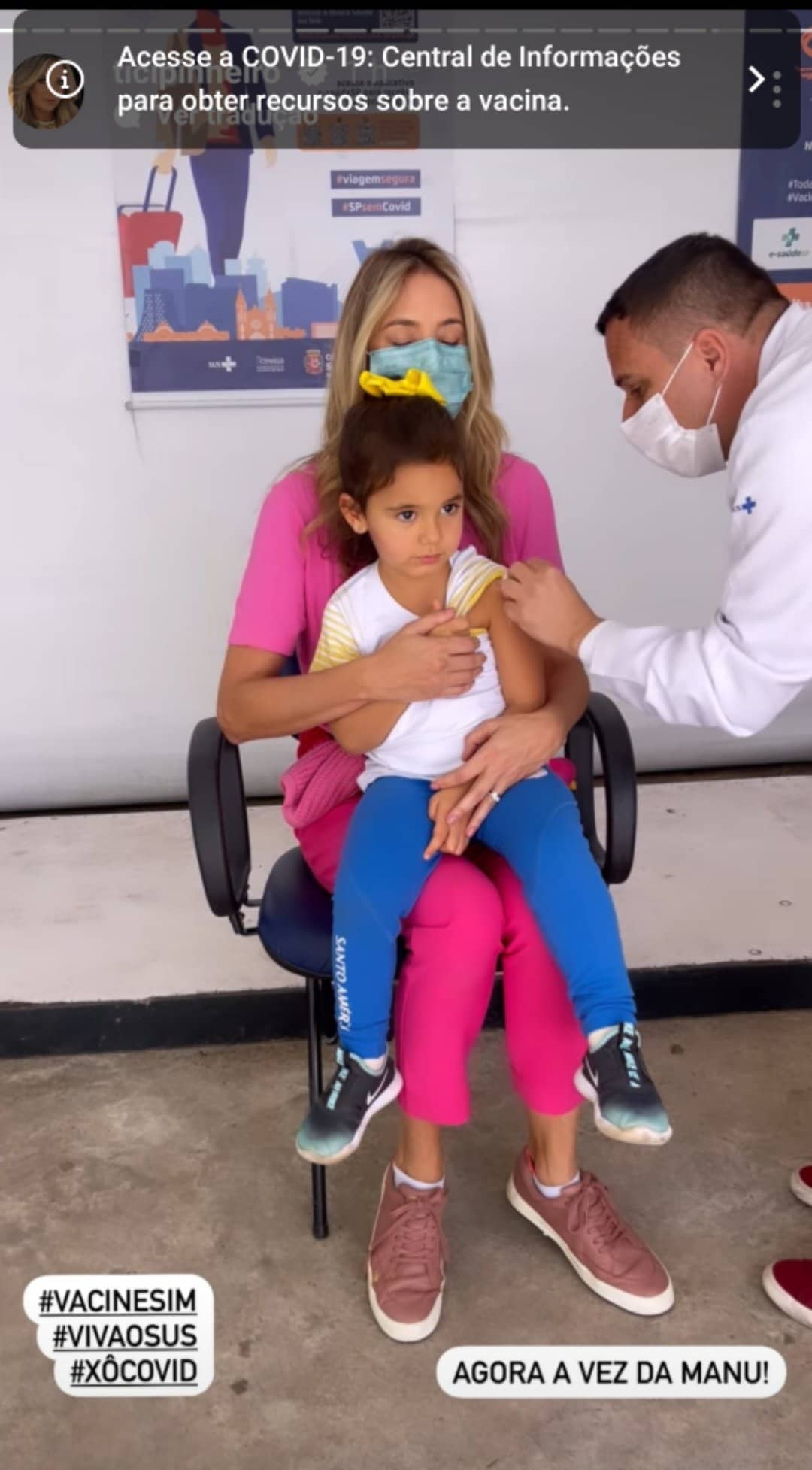 Manuella tomando vacina