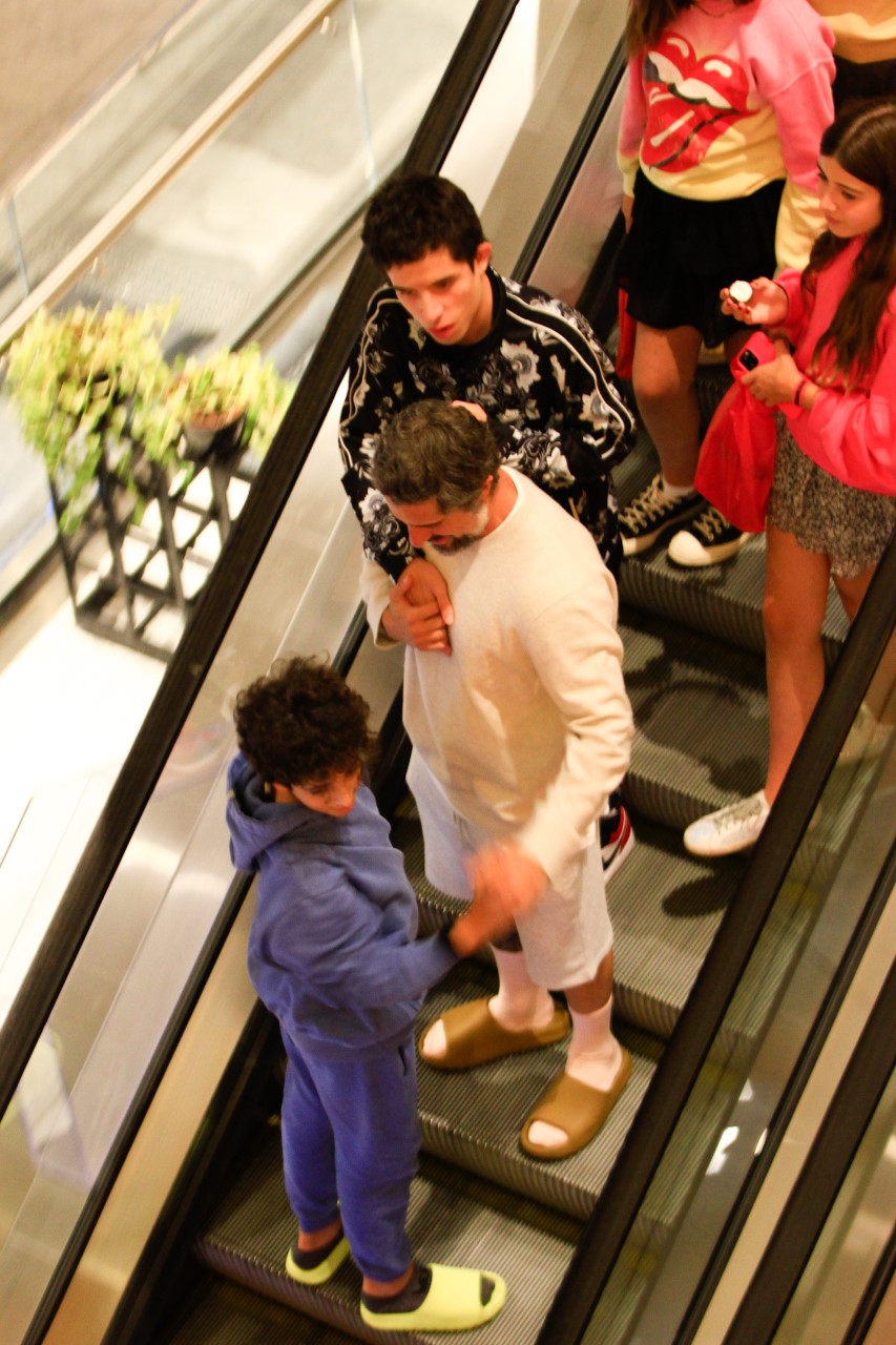 Marcos Mion é visto no shopping com família - Créditos: Edson Aipim / AgNews