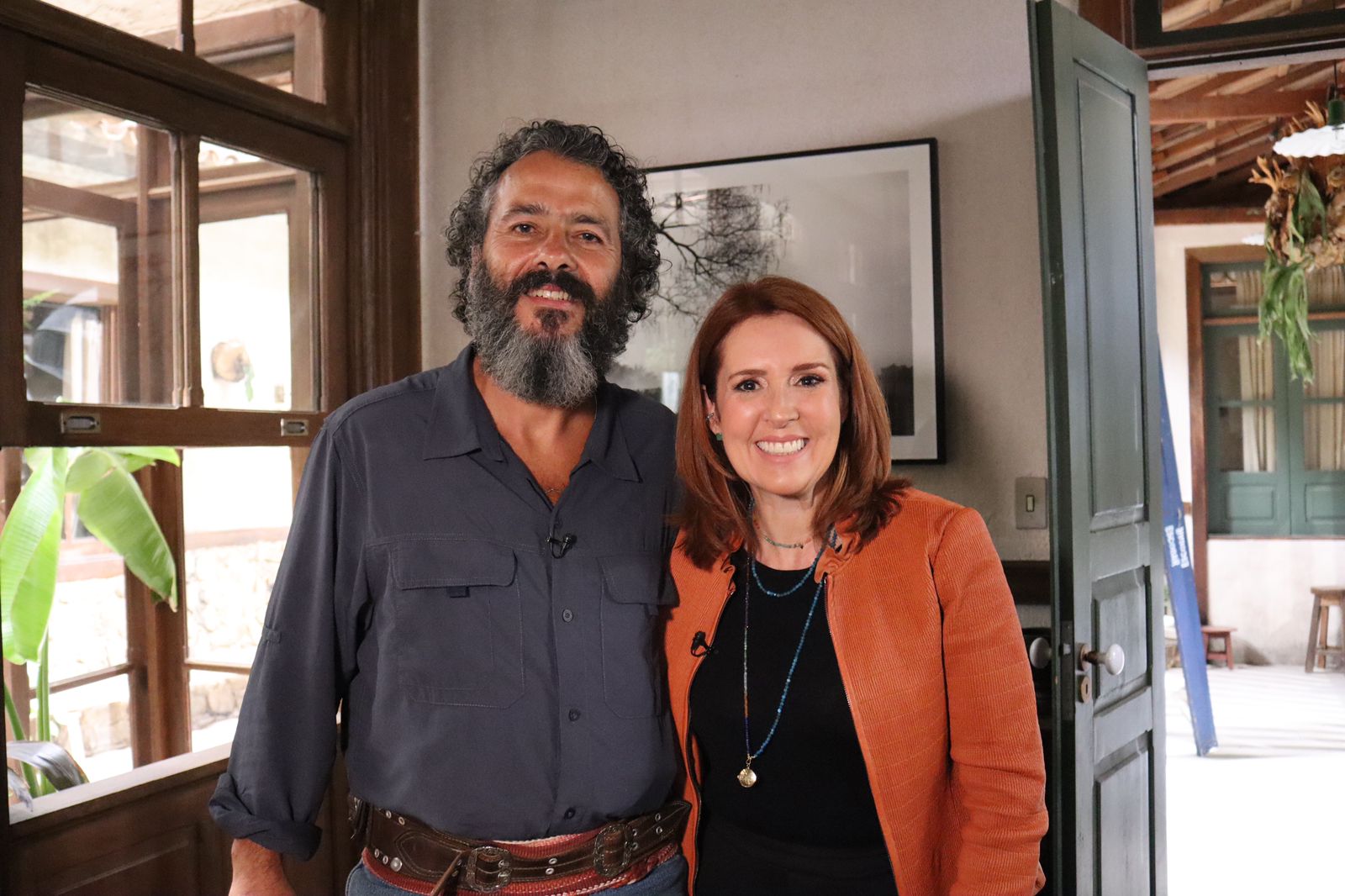 Renata Capucci conversa com Marcos Palmeira nos bastidores de 'Pantanal'