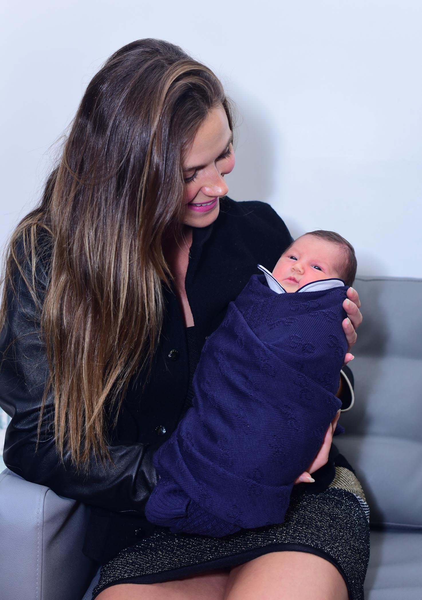 Renata Kuerten deixa a maternidade com a filha, Lorena
