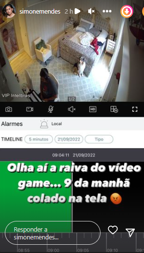 Simone Mendes flagra Kaká Diniz jogando videogame