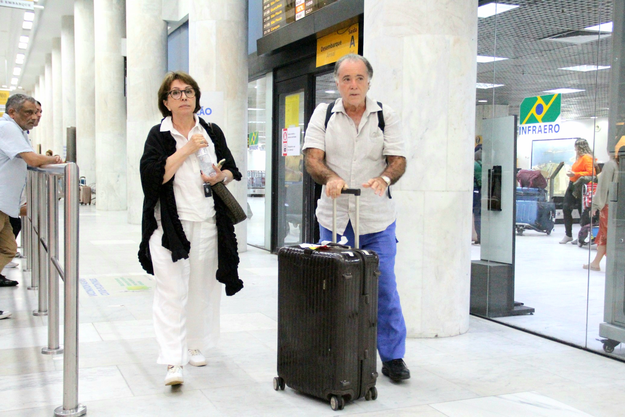 Tony Ramos é visto no aeroporto com a esposa, Lidiane Barbosa