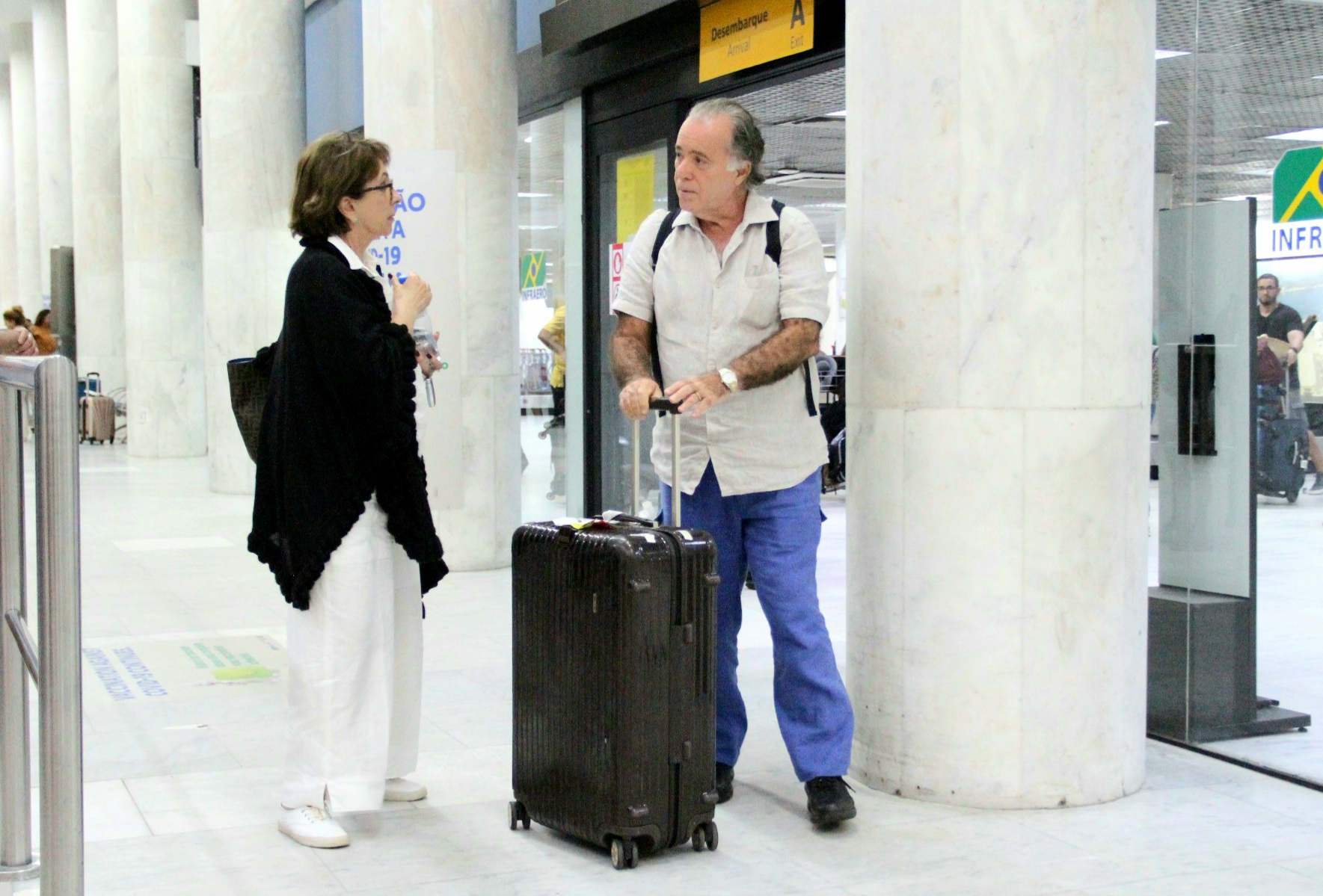Tony Ramos é visto no aeroporto com a esposa, Lidiane Barbosa