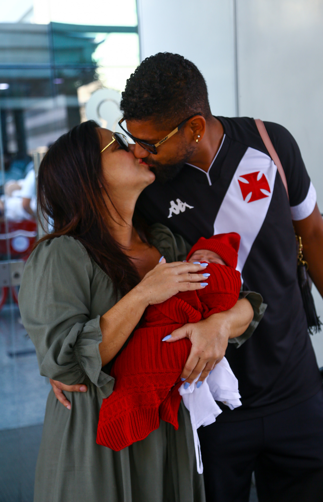 Viviane Araújo e Guilherme Militão deixam a maternidade com o filho, Joaquim. Crédito: Vítor Pereira/AGNEWS