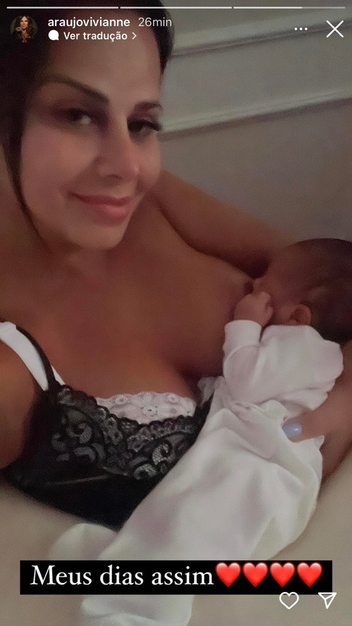 A atriz Viviane Araújo publicou em suas redes sociais uma foto com seu filho recém-nascido Joaquim no colo e amamentando o pequeno