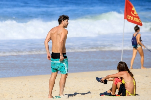 Reynaldo Gianecchini foi flagrado curtindo o dia em uma praia no Rio de Janeiro. 