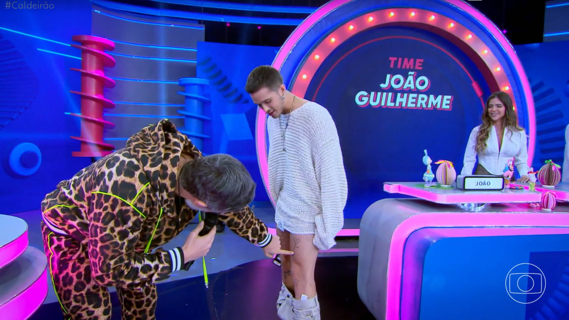 João Guilherme choca ao abaixar a calça na TV 