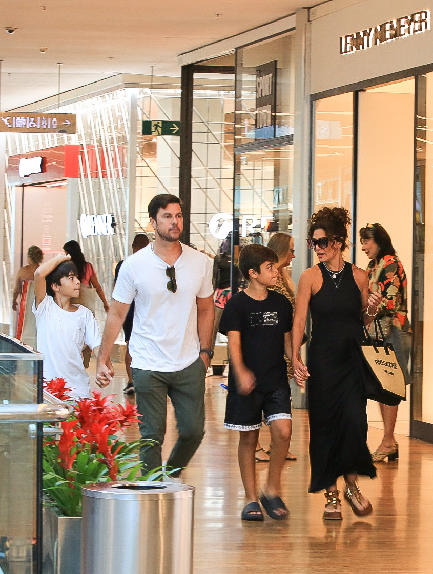 Juliana Paes é flagrada em passeio no shopping com os filhos e o marido