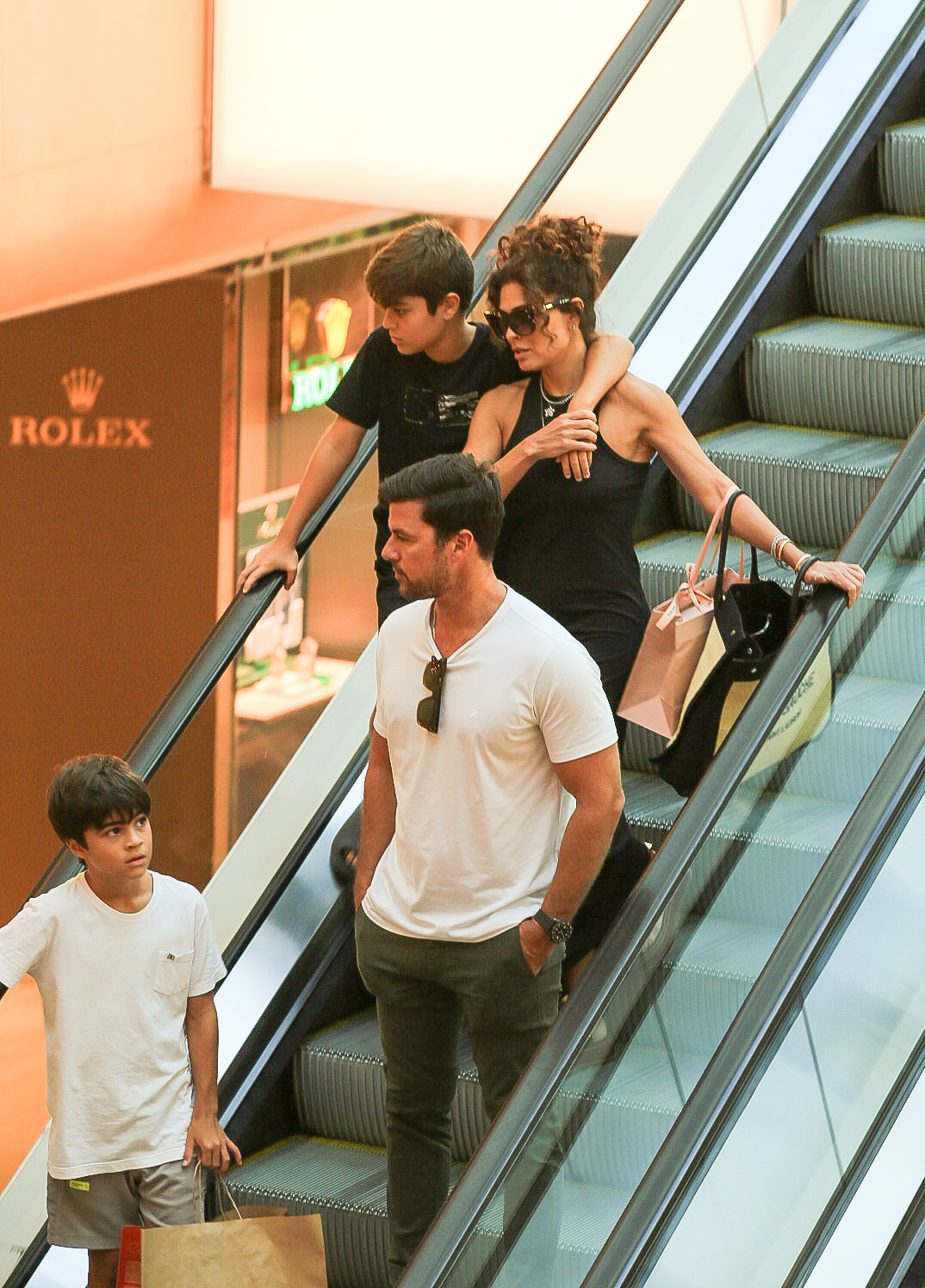 Juliana Paes é flagrada em passeio no shopping com os filhos e o marido