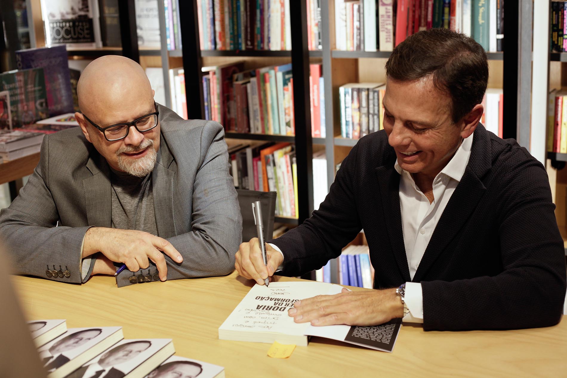 O autor, Thales Guaracy, com o protagonista do livro, João Doria, assinam o título. 
