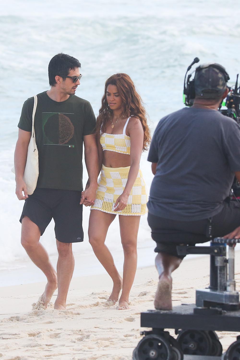 Romulo Estrela e Lucy Alves em gravação na praia