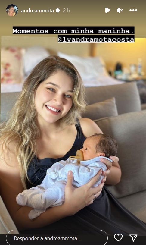 Lyandra Costa visita o irmão recém-nascido, Gabriel