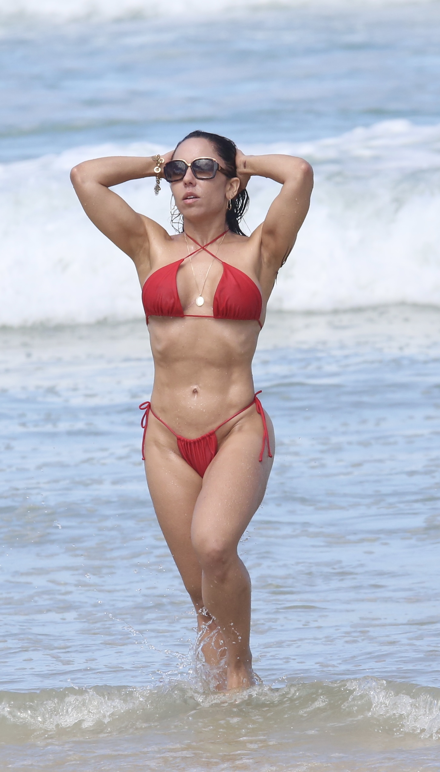 Mulher Melão é flagrada em dia na praia