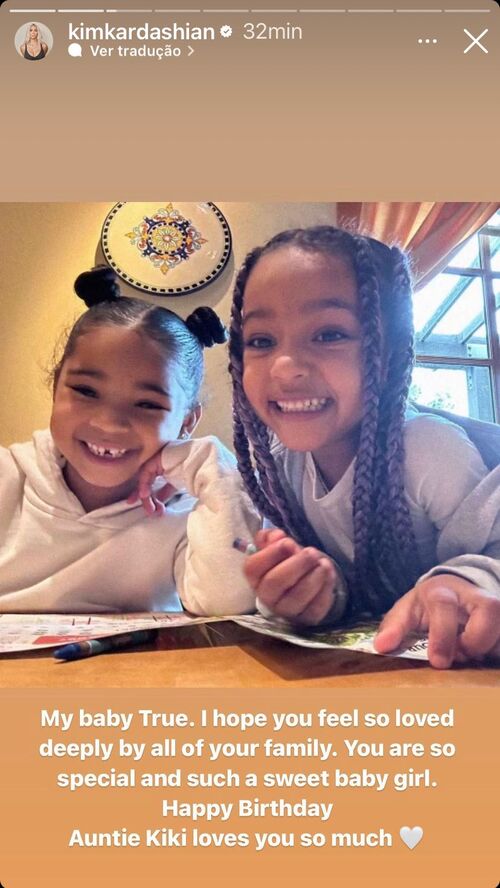Em seu Instagram, Kim Kardashian compartilhou algumas fotos de sua filha Chicago (4) ao lado de prima aniversariante e escreveu na legenda: “Minha bebê True. Eu espero que você se sinta profundamente amada por toda sua família. Você é tão especial e uma menina muito doce. Feliz aniversário. Tia Kiki te ama muito”. 