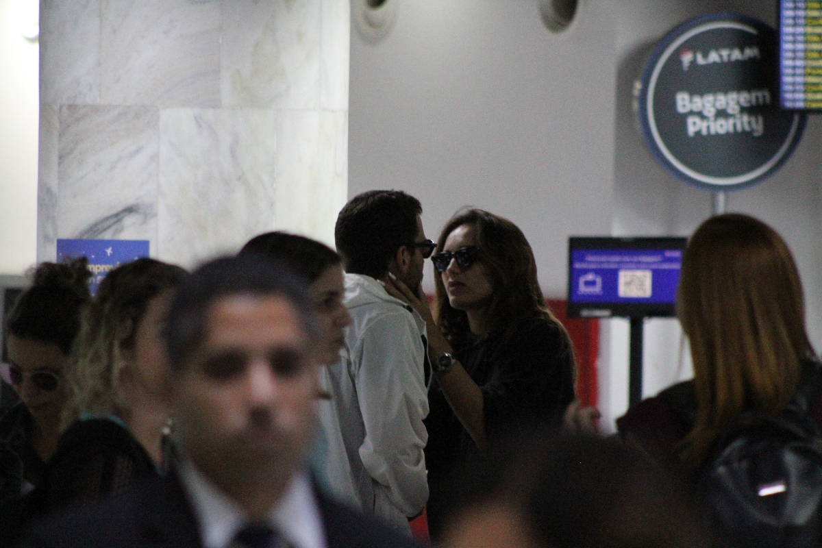 Rafa Kalimann é vista com affair em aeroporto