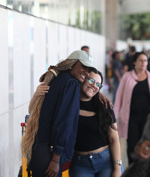 A psicóloga e ex-BBB Sarah Aline foi vista em aeroporto no Rio de Janeiro esbanjando alegria e simpatia no dia da grande final do BBB 23 