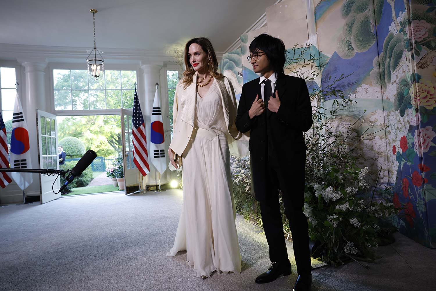 Angelina Jolie e Maddox em abril de 2023