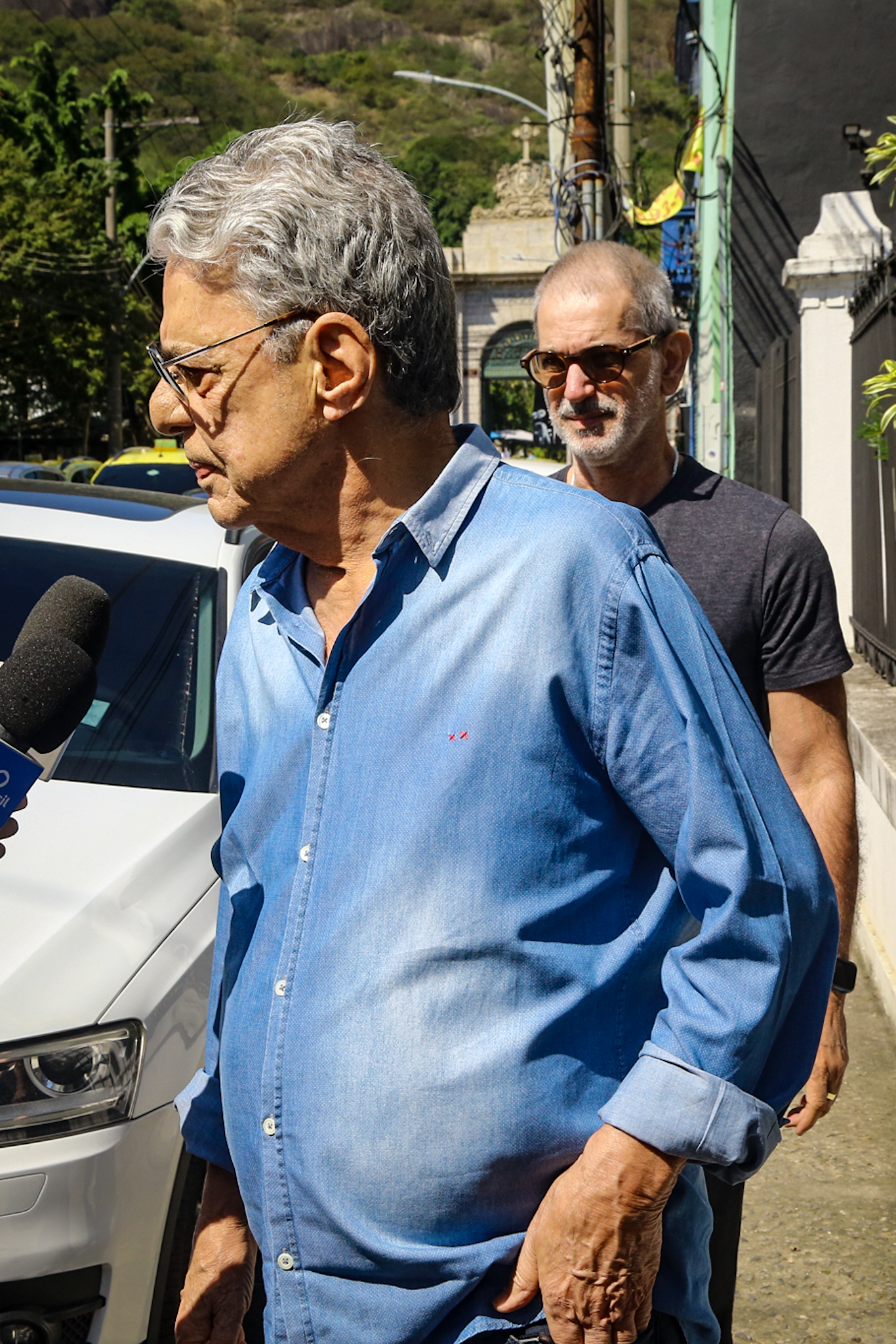 Chico Buarque vai ao velório de Aderbal Freire-Filho, que era o atual marido da atriz Marieta Severo
