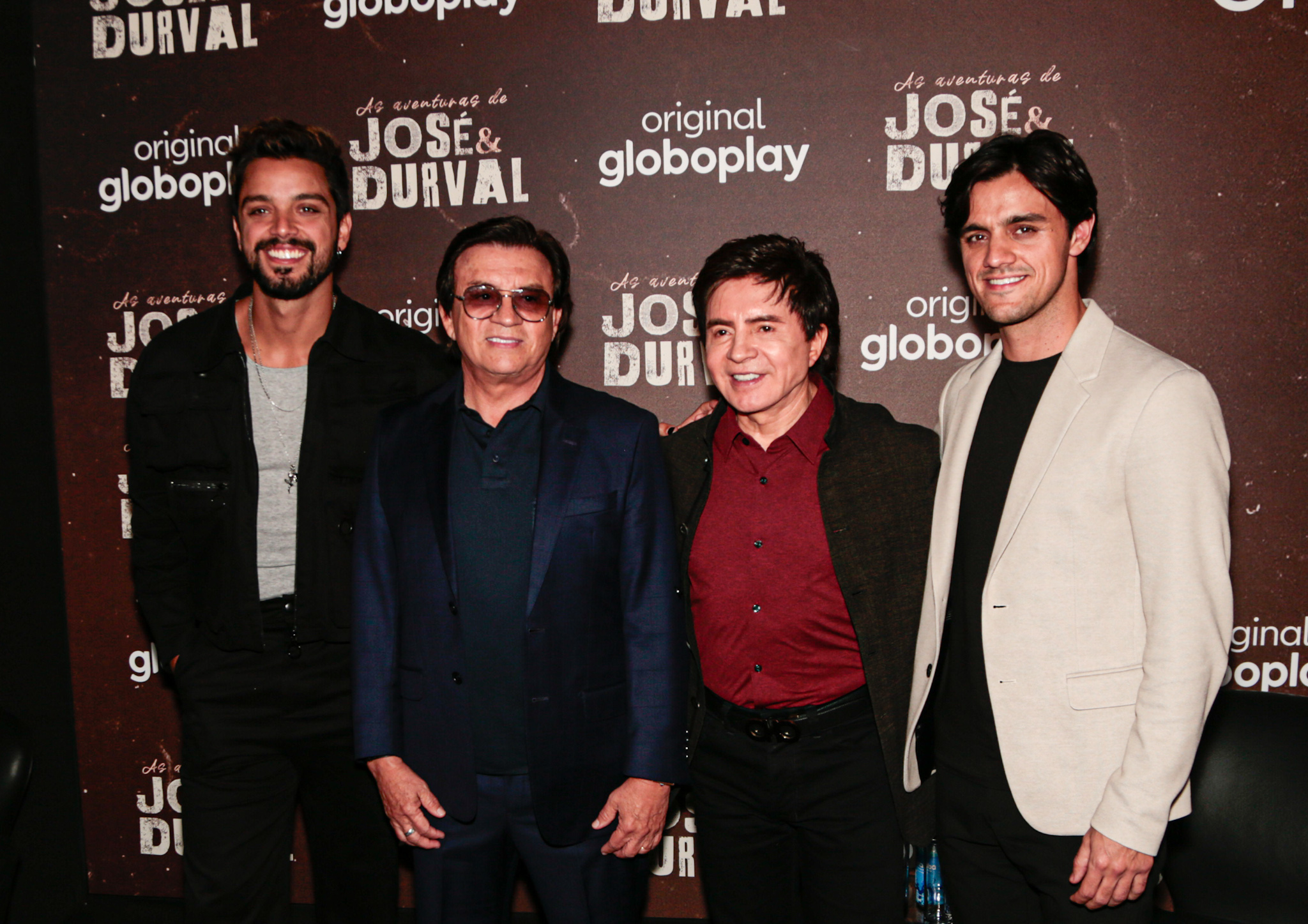 Chitãozinho e Xororó com os atores da série As Aventuras de José e Durval