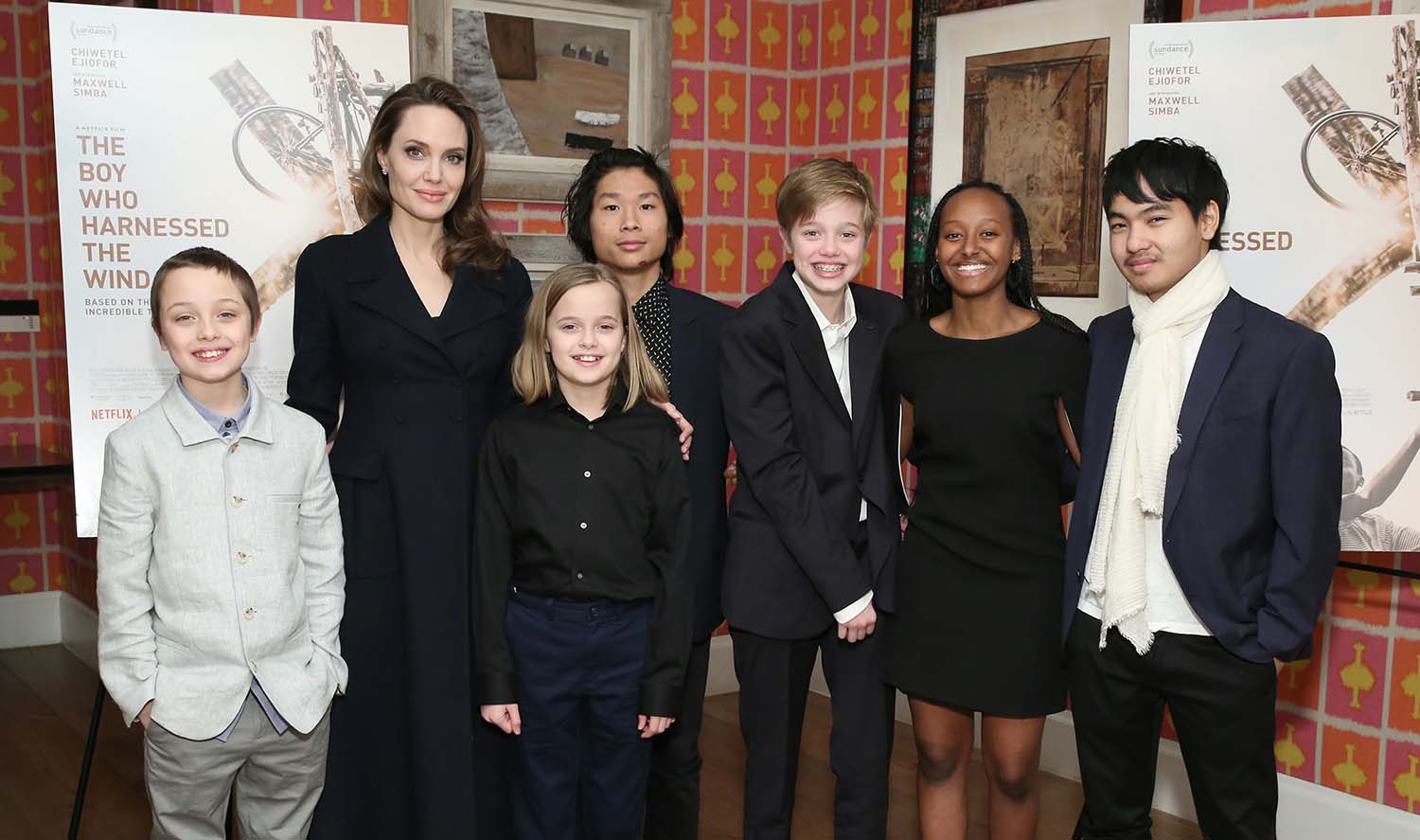 Angelina Jolie com Knox, Vivienne, Pax, Shiloh, Zahara e Maddox em fevereiro de 2019 - Foto: Getty Images