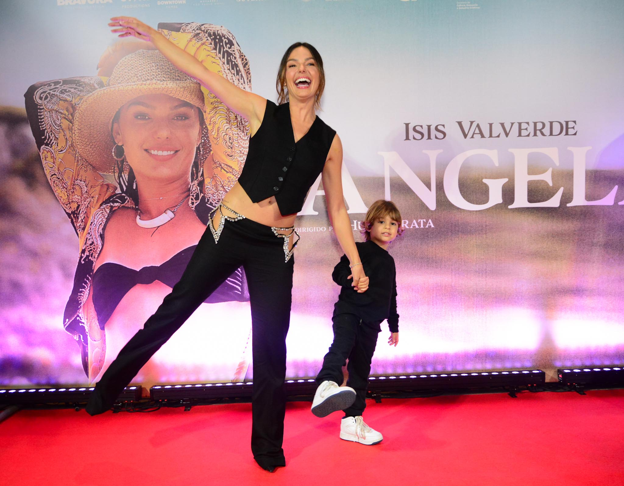 Isis Valverde em pré estreia de Angela com o filho Rael
