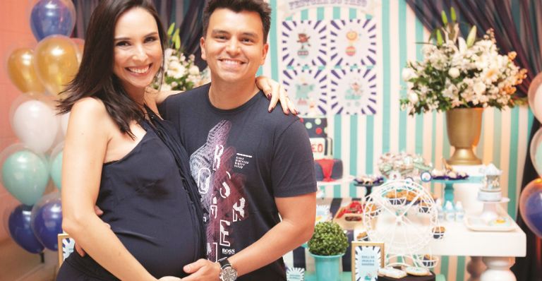 Manuela Duarte e Gustavo Reiz durante o chá de bebê de Theo em 2016 
