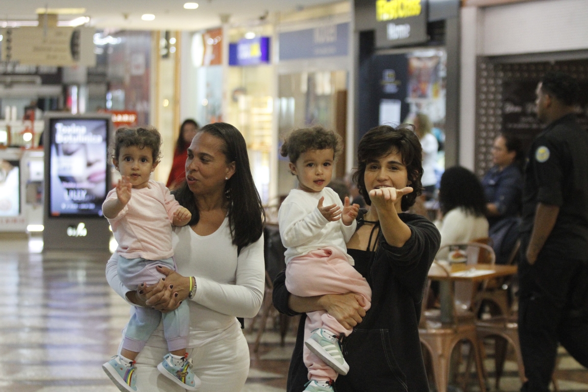 Nanda Costa curte passeio com as filhas gêmeas