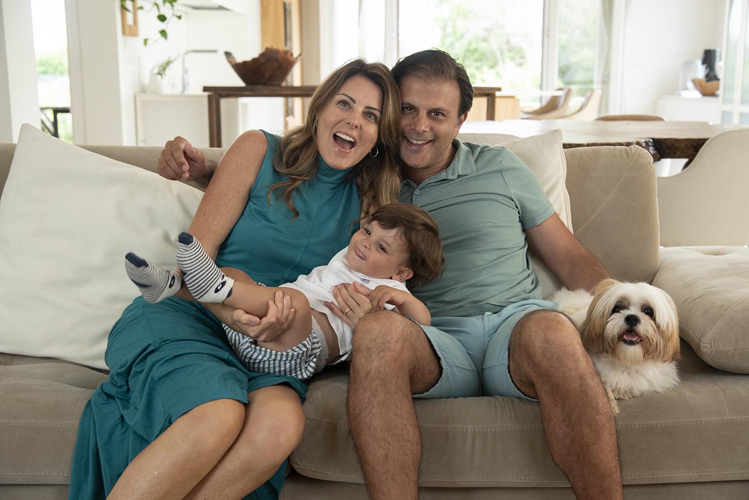 Renata Bueno com sua família na Revista CARAS