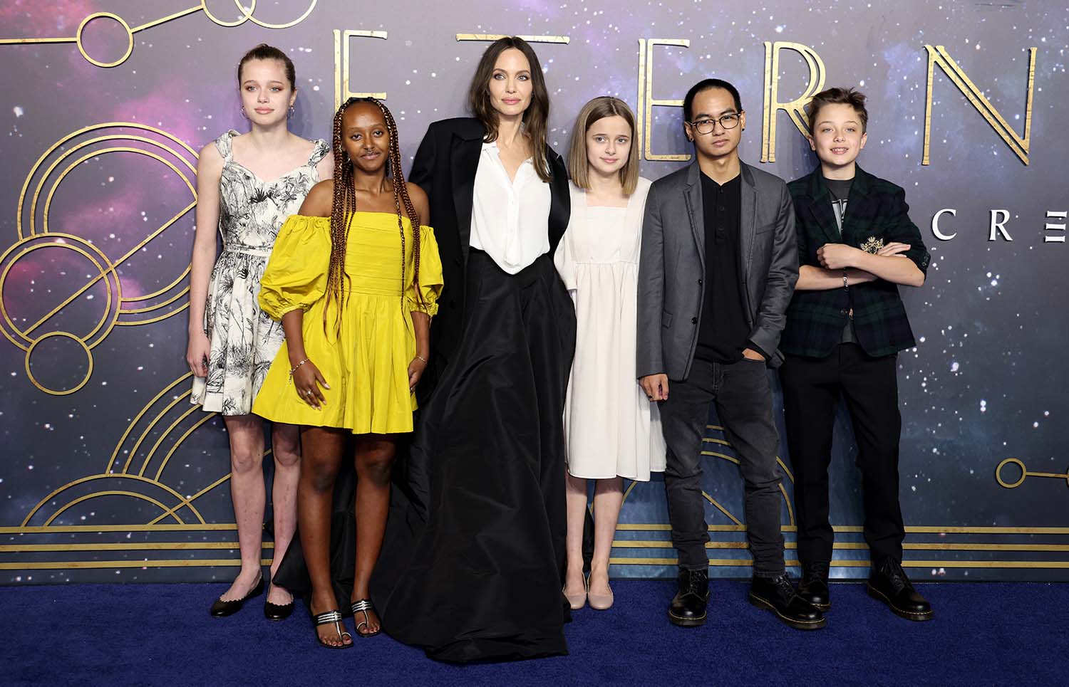Angelina Jolie com Shiloh, Zahara, Vivienne, Pax e Knox em  outubro de 2021 - Foto: Getty Images