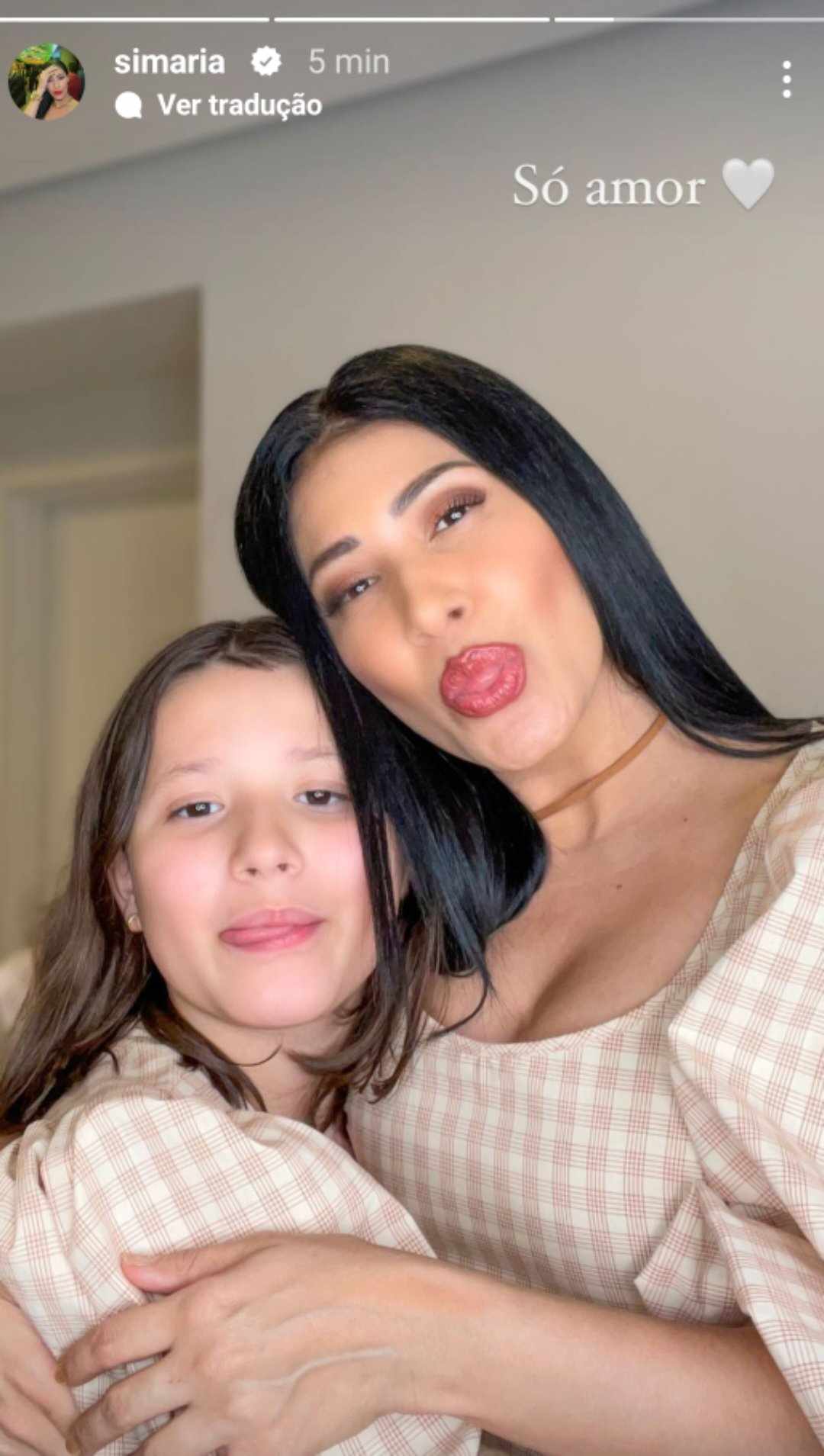 Simaria e a filha Giovanna de looks iguais
