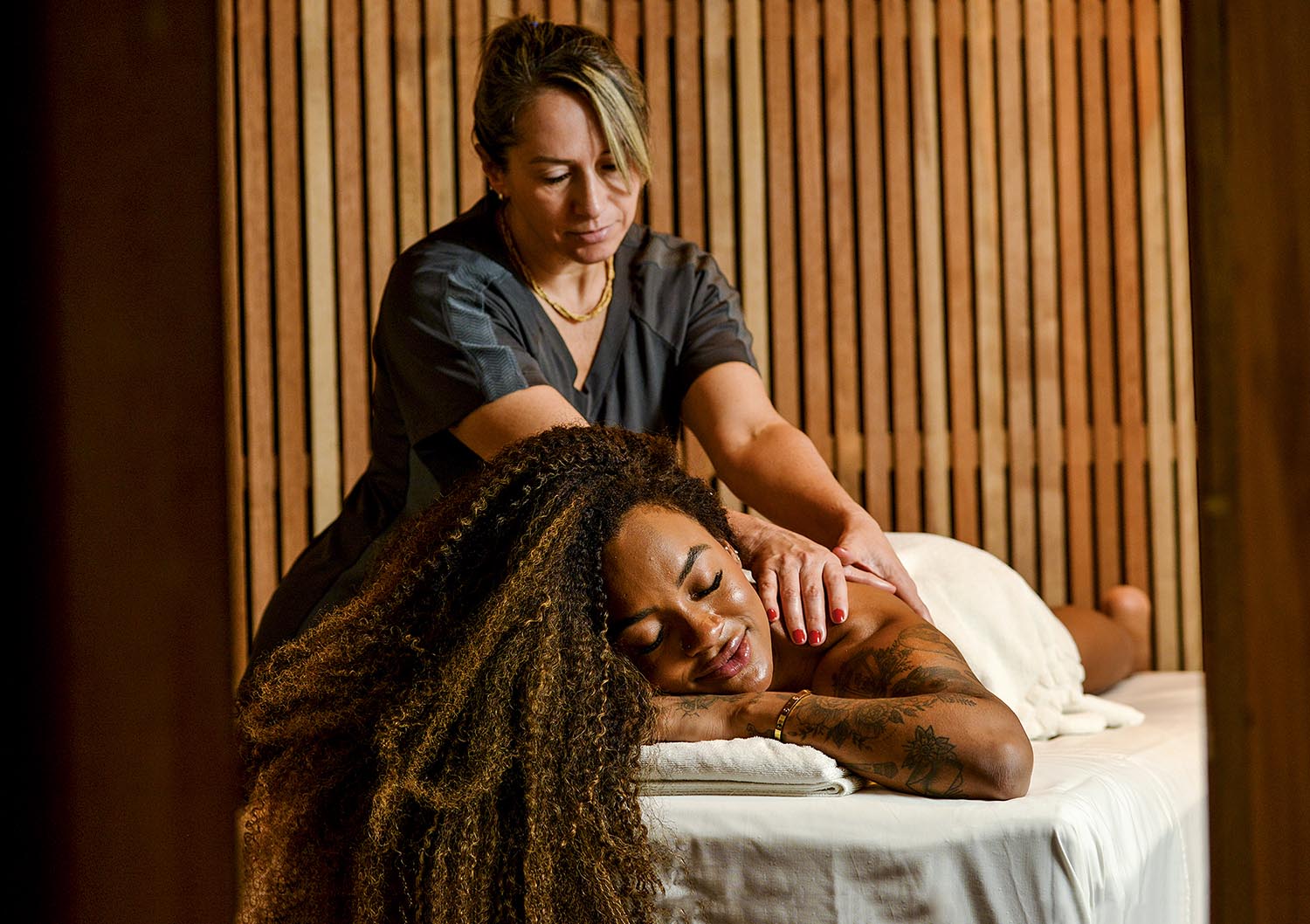 Patrícia recebe massagem exclusiva.