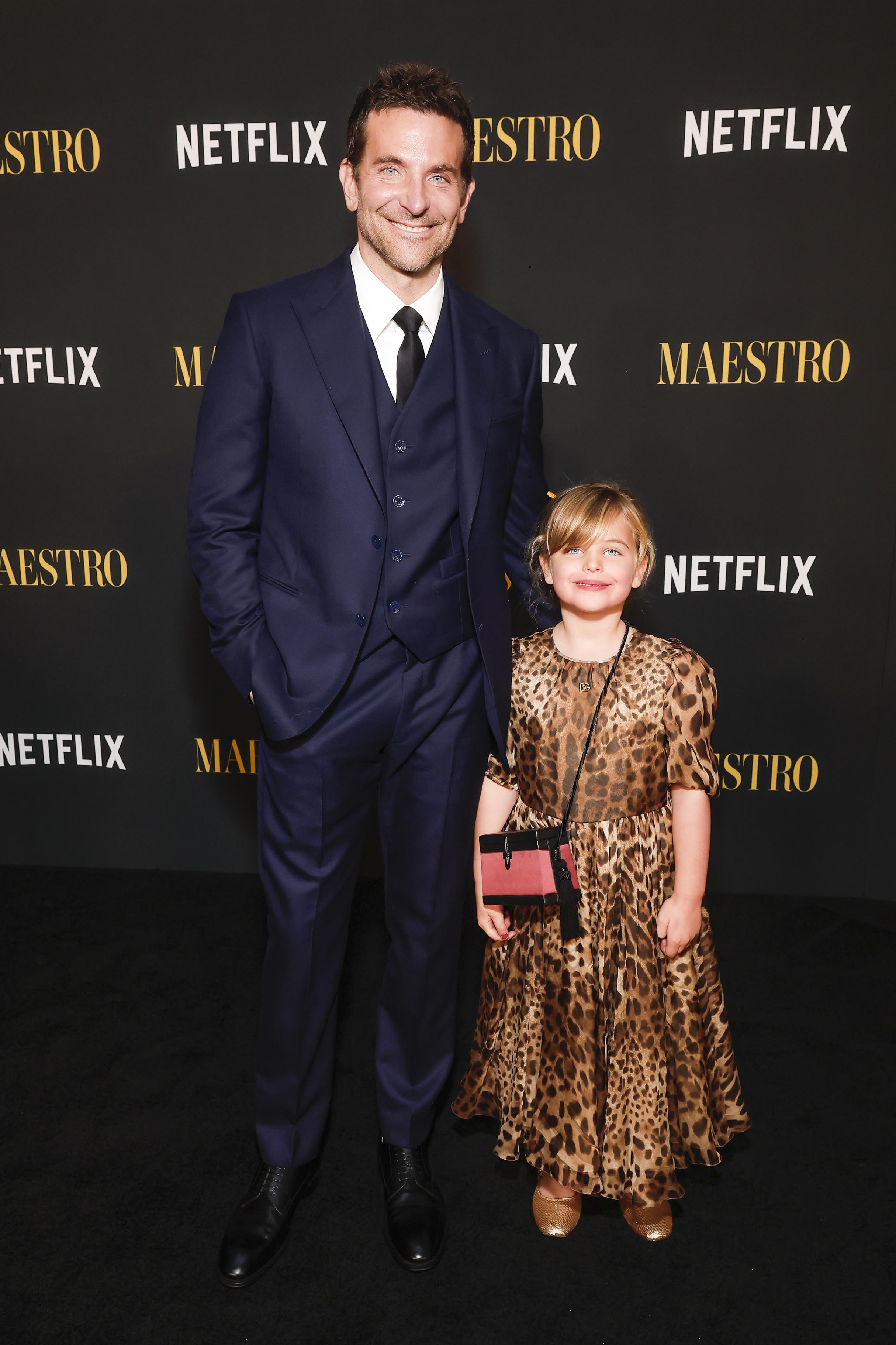 Bradley Cooper faz rara aparição com sua filha em evento