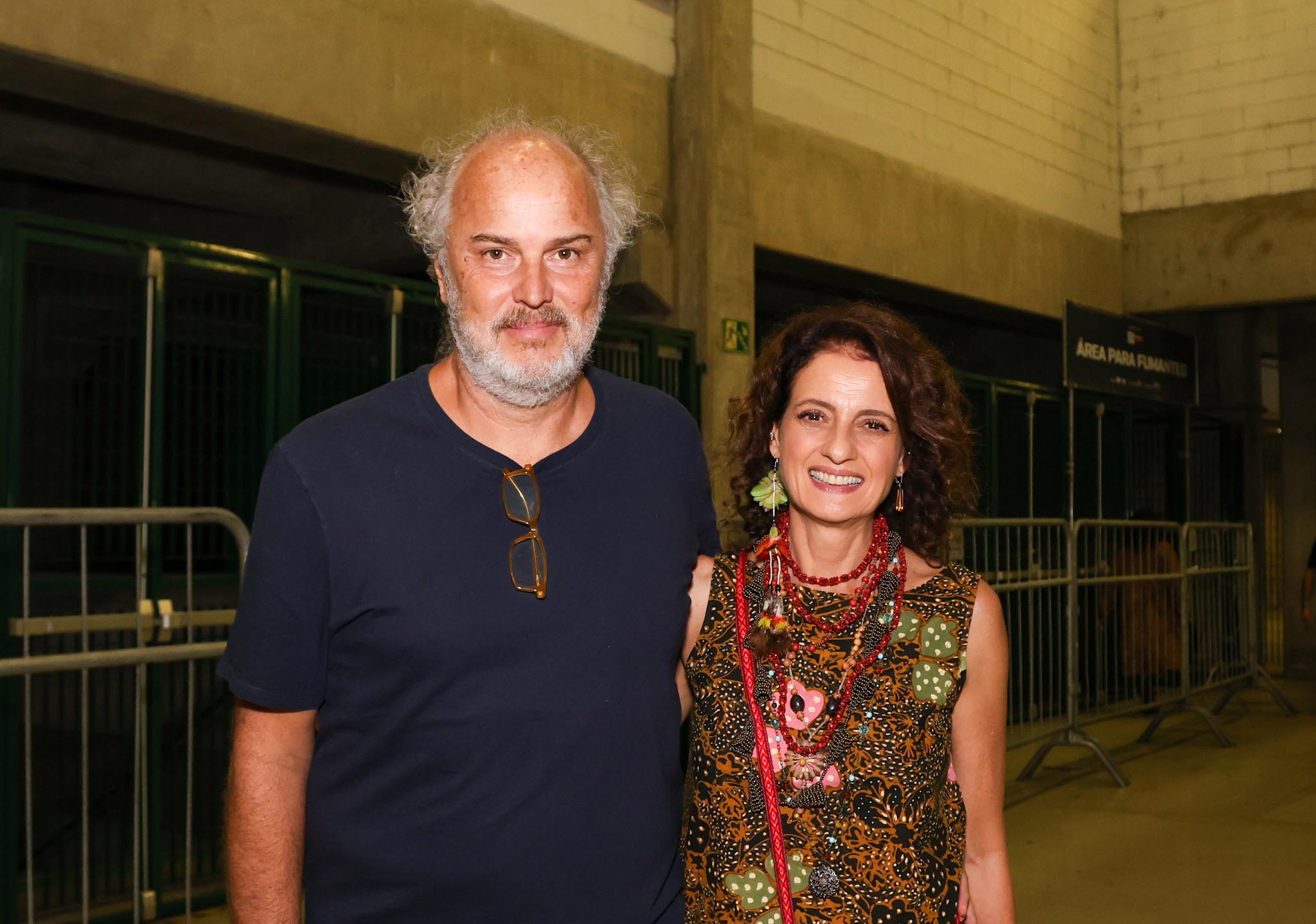 Denise Fraga curte evento com o marido, Luiz Villaça