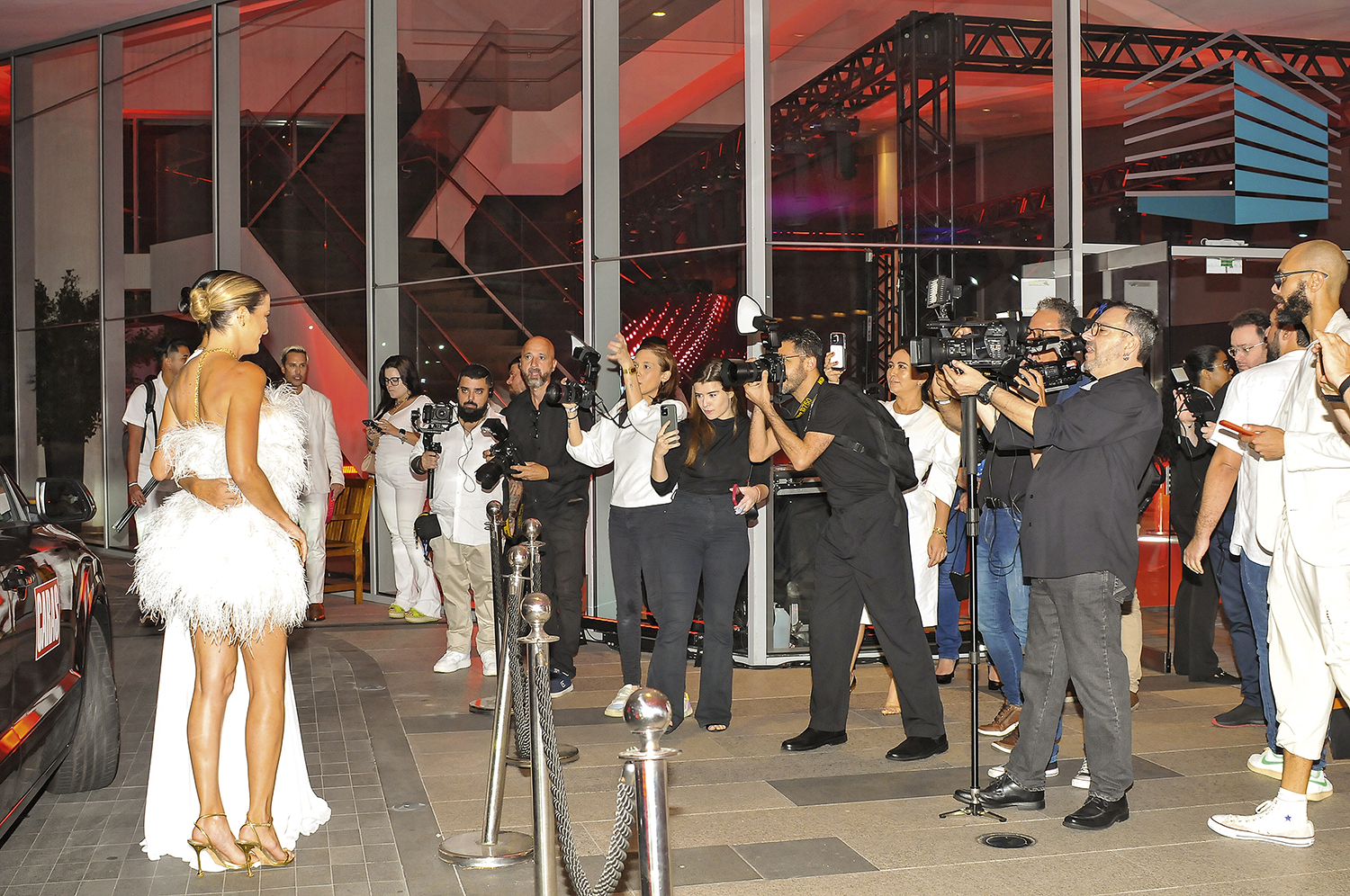 Ticiane e Fernanda Motta chegam Lucy Ramos para o evento e são cercadas pela imprensa