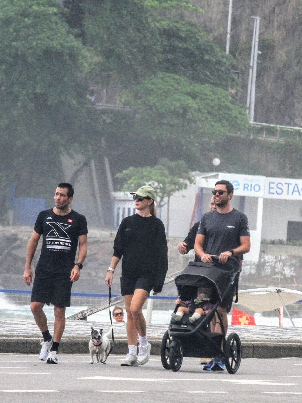 Fiorella Mattheis curte passeio com o marido e o filho