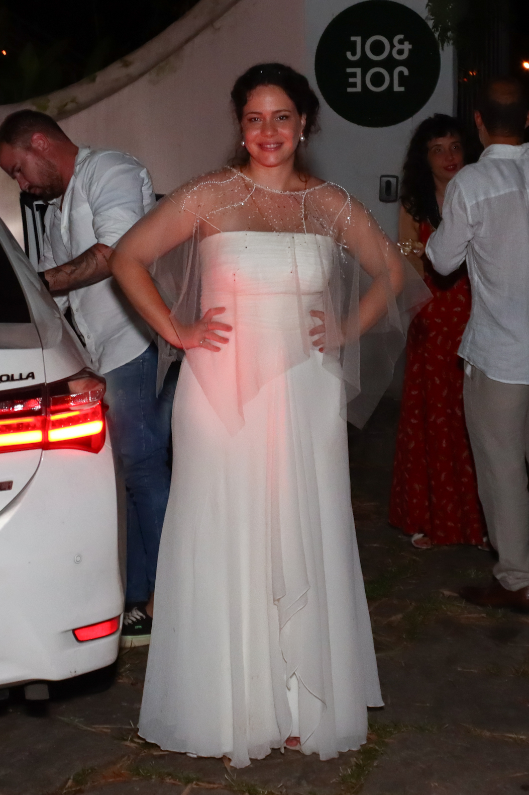 Leandra Leal exibe seu vestido de noiva ao sair de sua festa de casamento