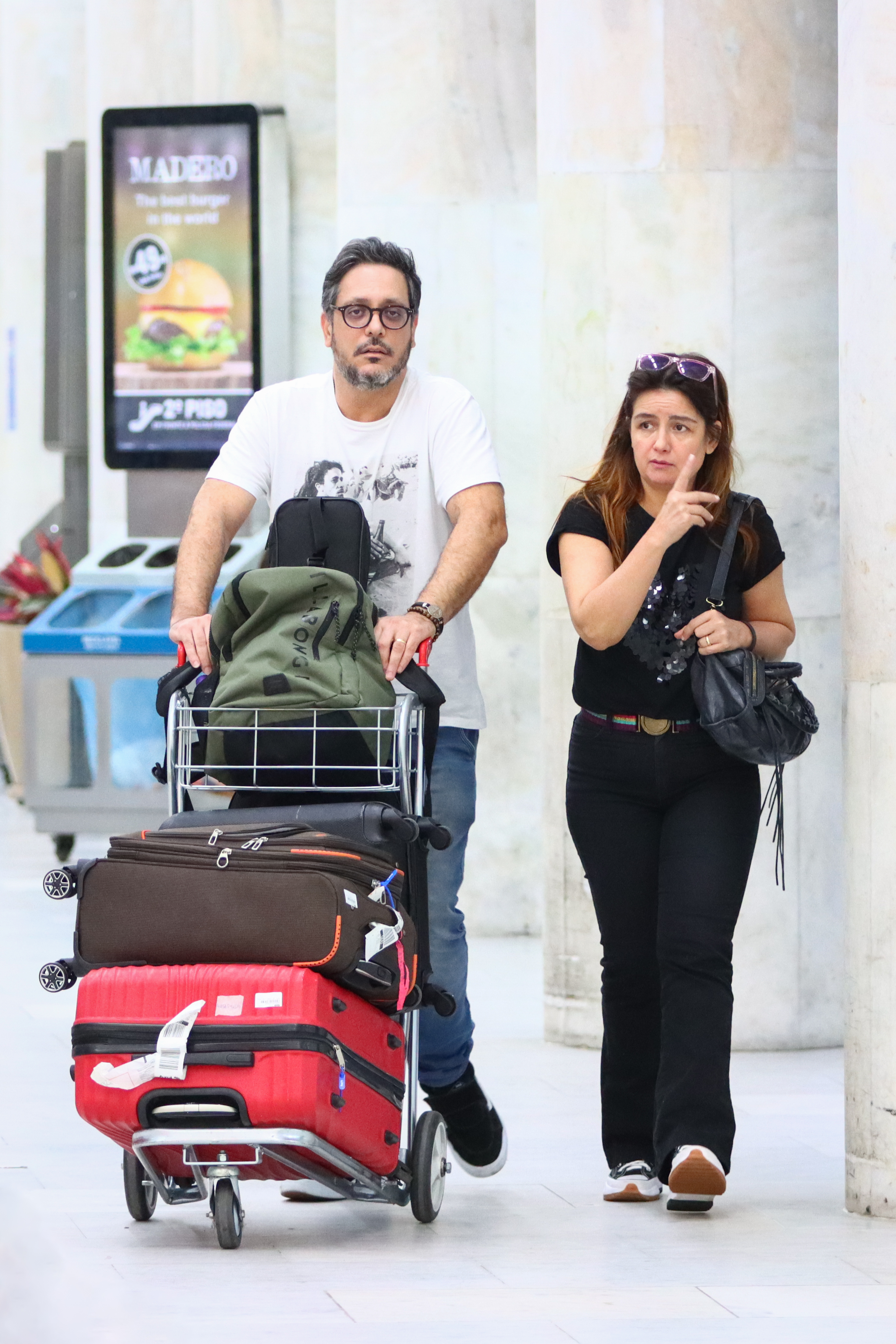 Lucio Mauro Filho é flagrado no aeroporto com a esposa, Cíntia Oliveira