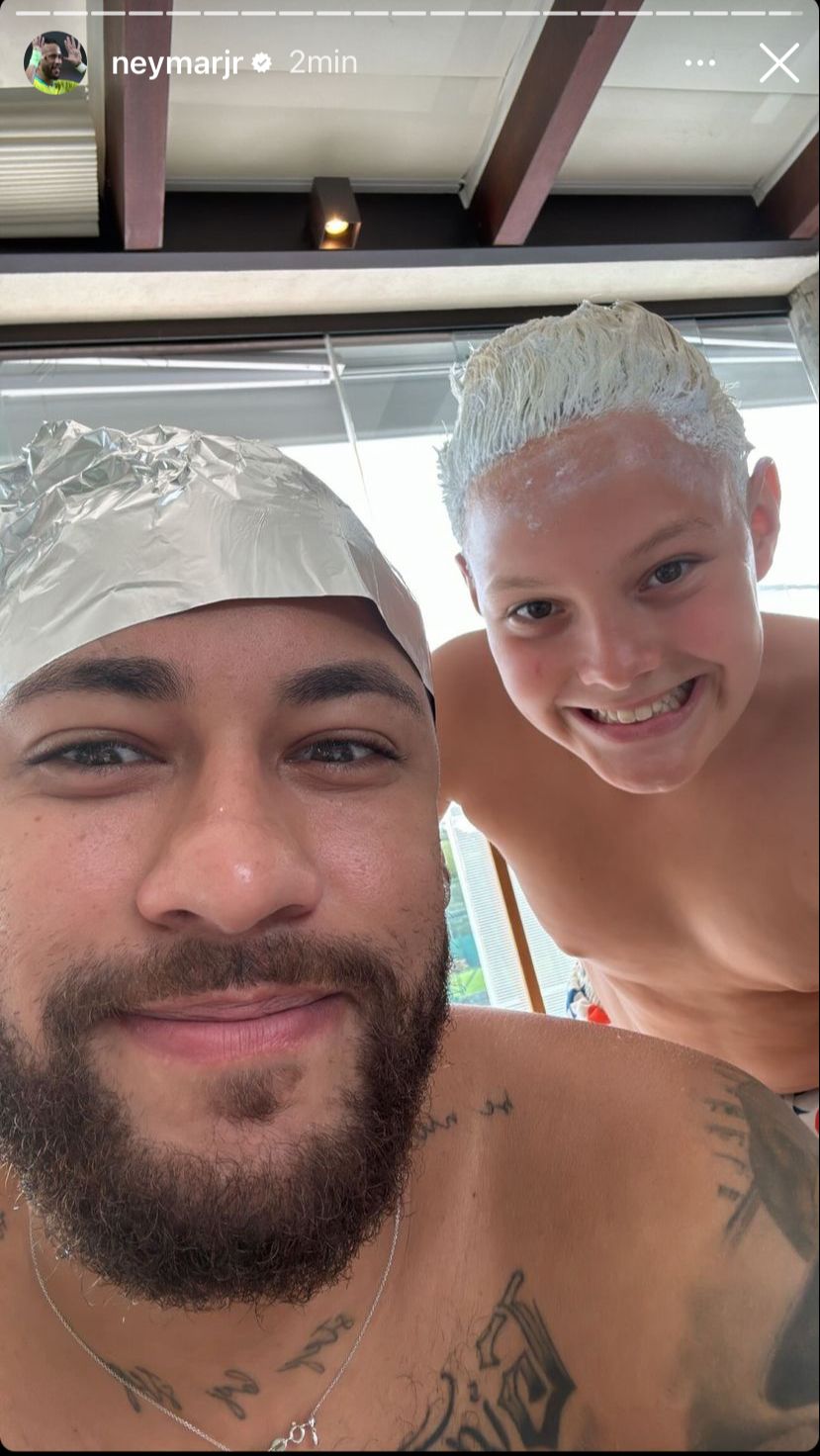 Neymar Jr e Davi Lucca platinam o cabelo juntos