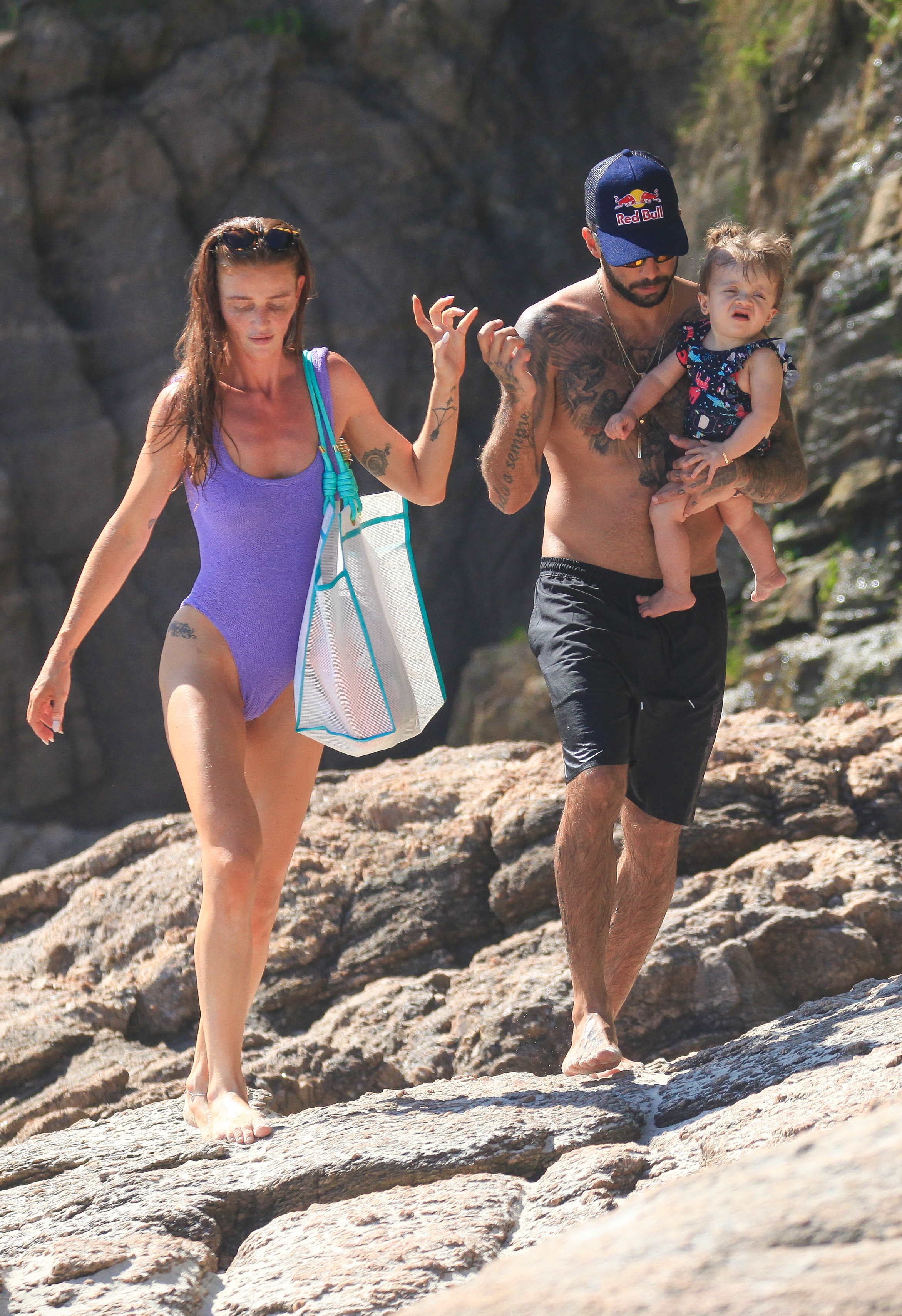 Pedro Scooby curte dia na praia com a filha e a esposa