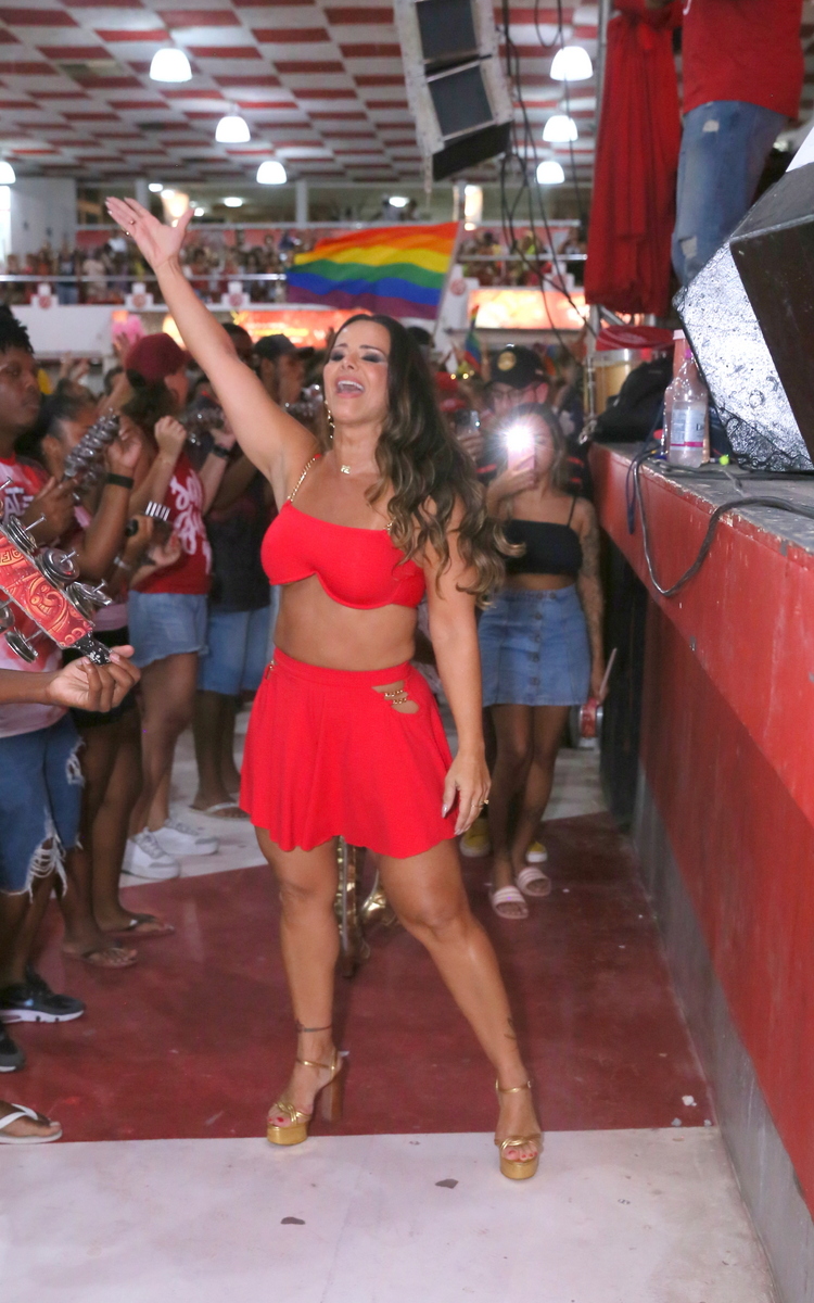 Viviane Araujo samba descalça na quadra do Salgueiro