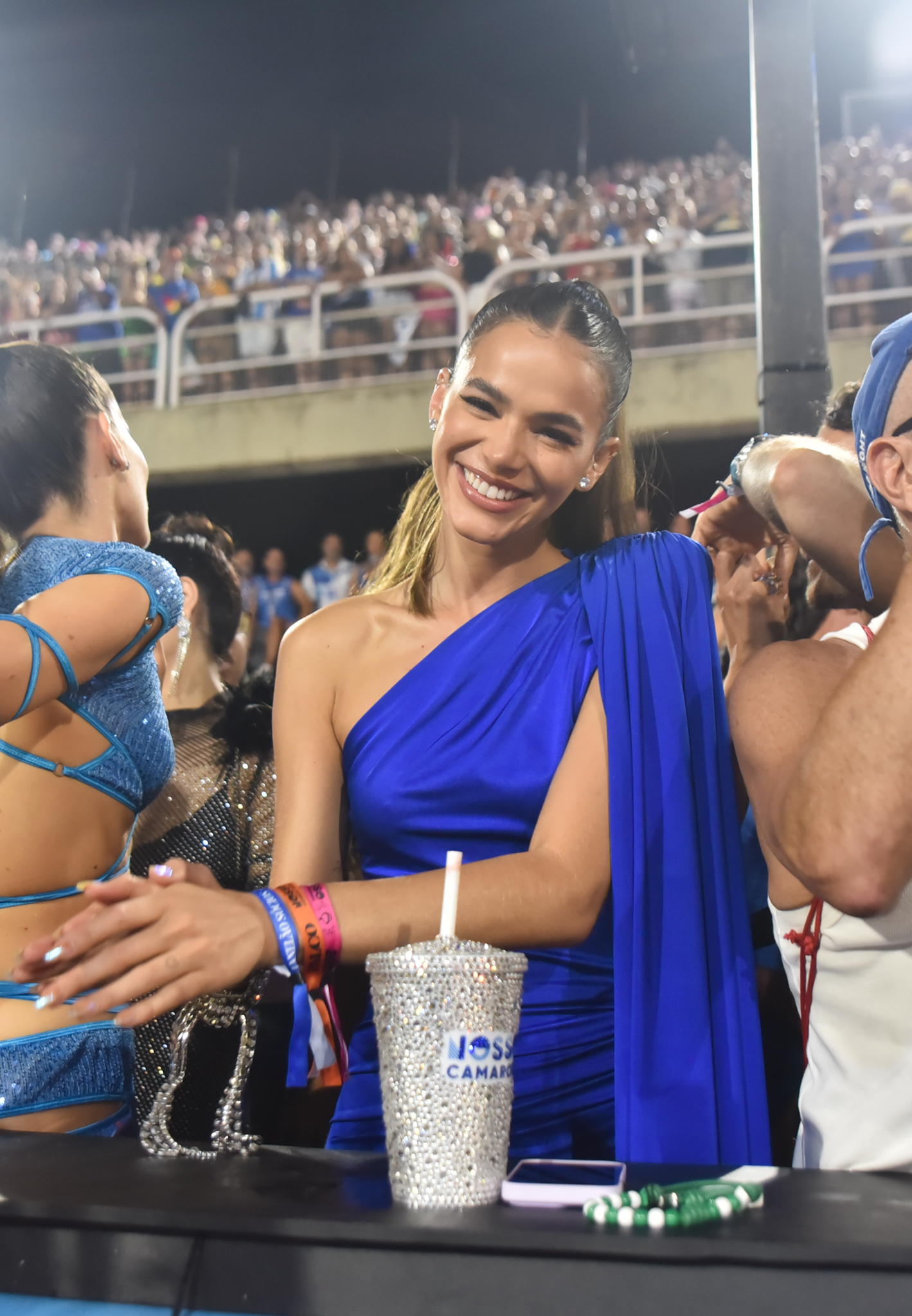 Bruna Marquezine curte o carnaval na Sapucaí