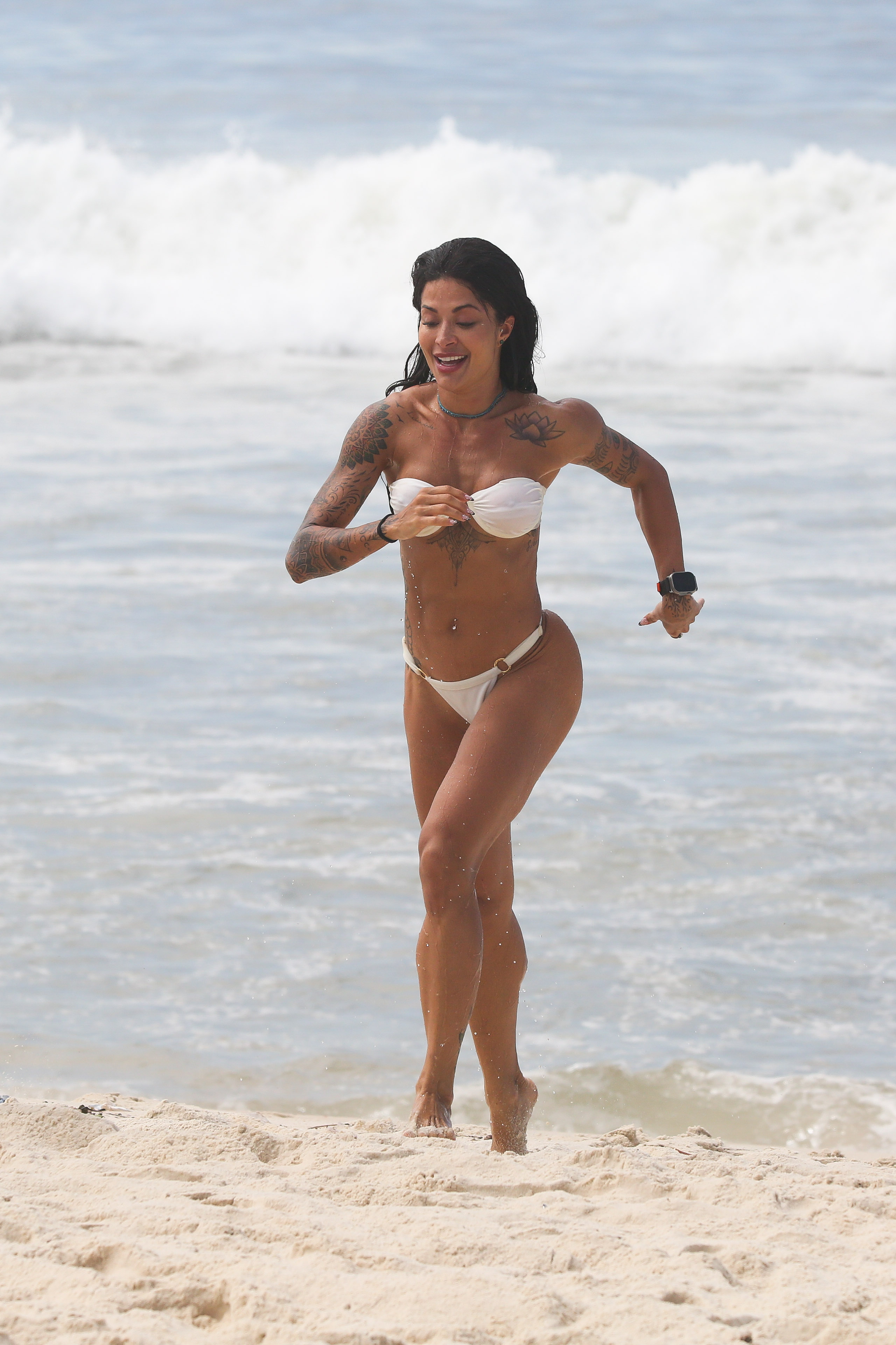 Aline Campos exibe corpão em praia do Rio