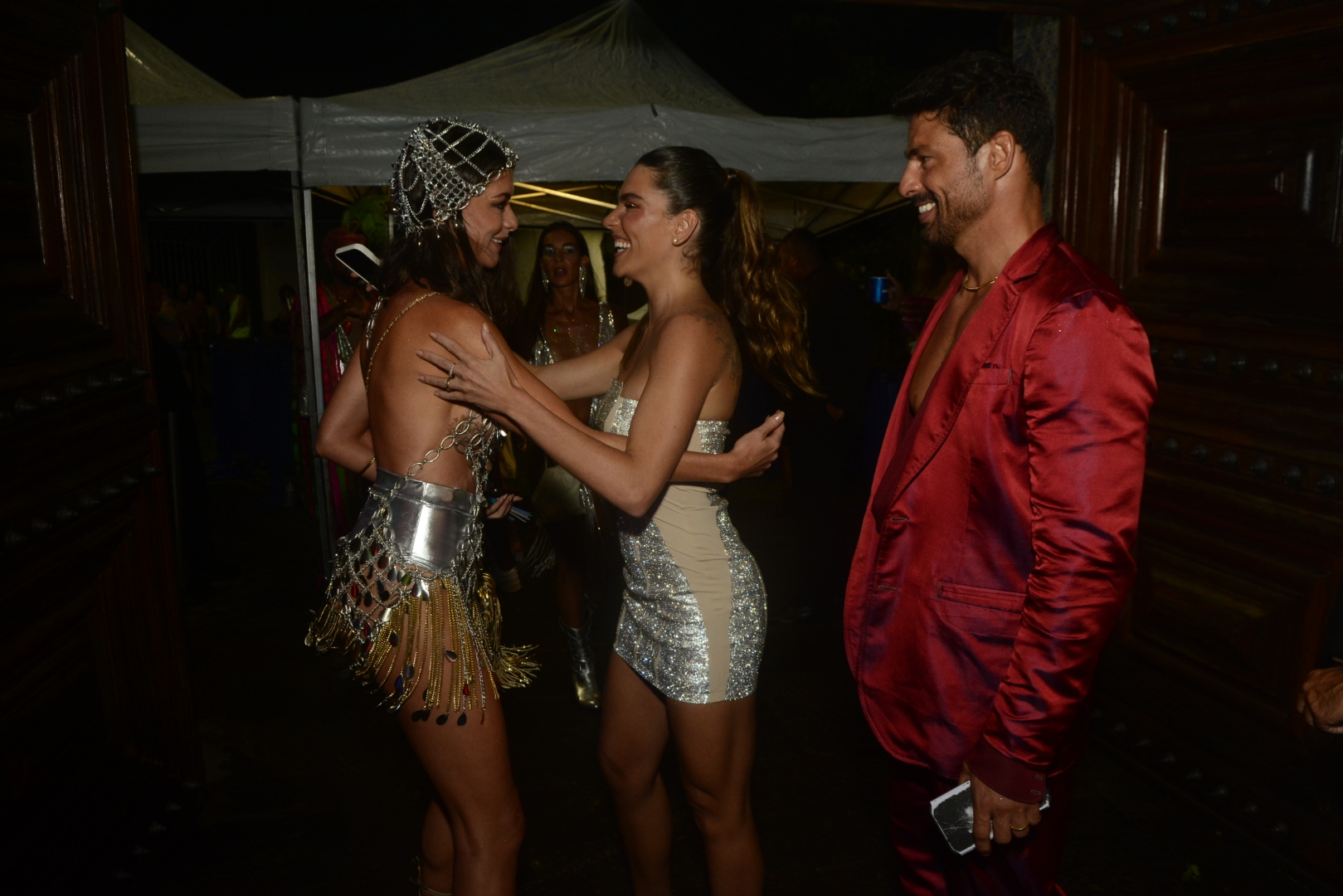 Alinne Moraes encontra o ex, Cauã Reymond, e Mariana Goldfarb