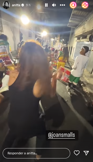 Anitta se disfarça e curte Carnaval de Salvador nas ruas: 'Ninguém