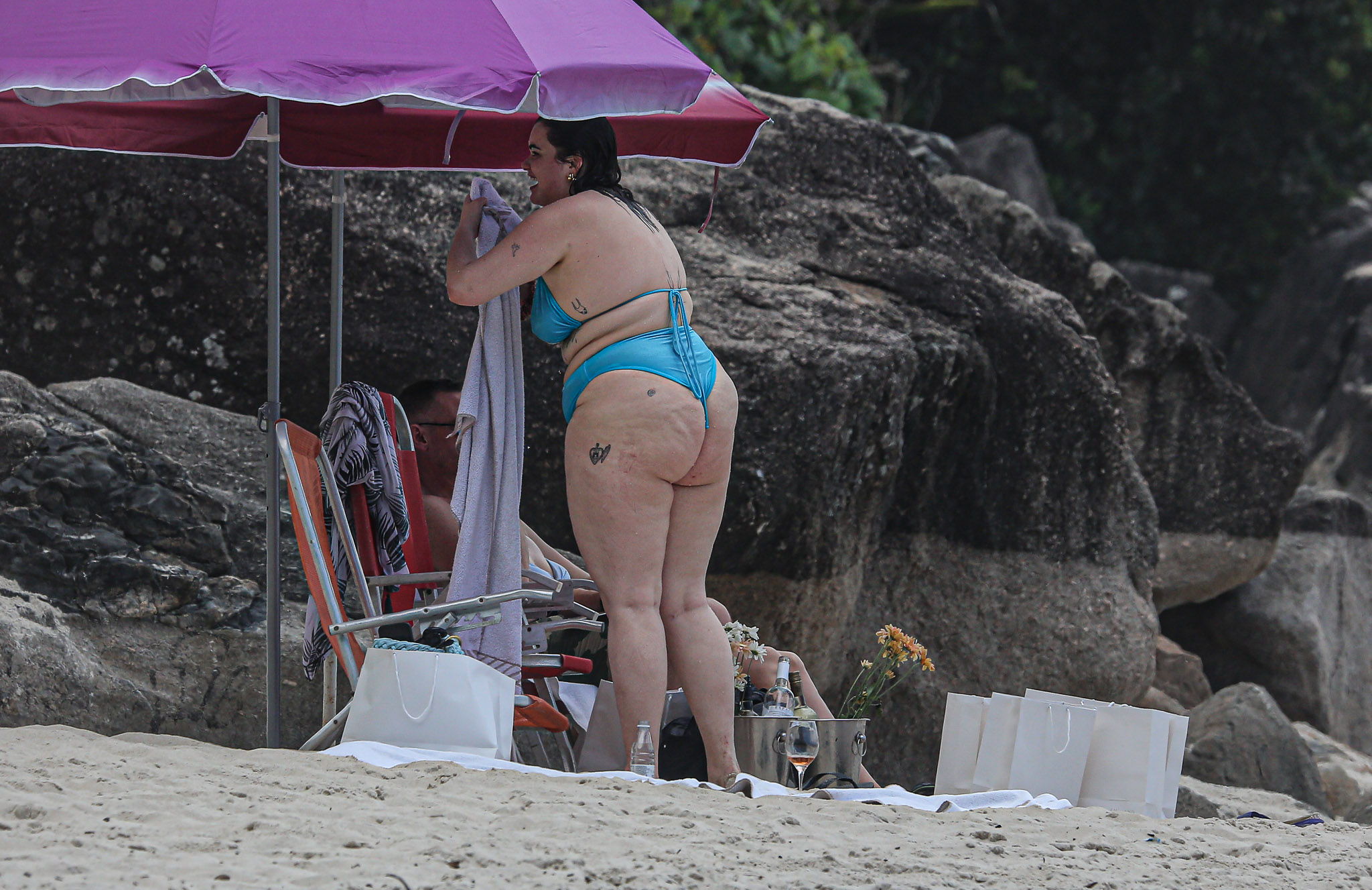 Barbie Ferreira em praia no Rio de Janeiro
