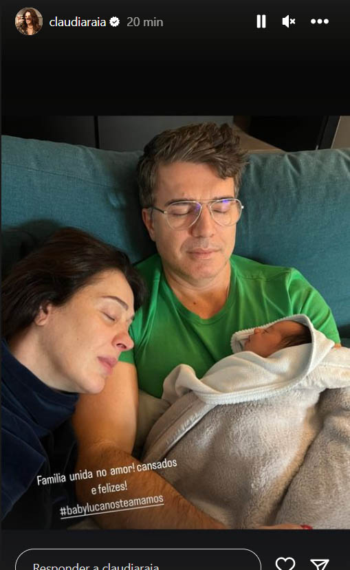Claudia Raia mostra nova foto com o filho caçula, Luca, e o marido, Jarbas Homem de Mello