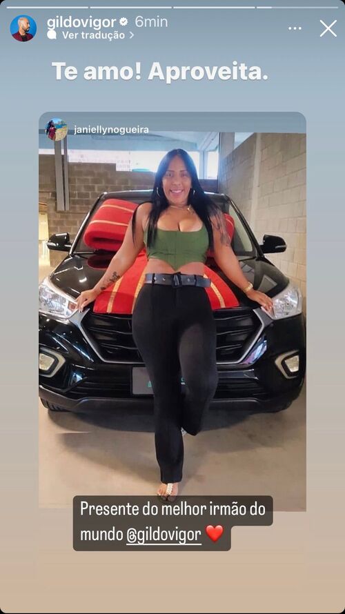 No post feito por Janielly, ela aparecia em frente a um luxuoso carro preto que ganhou de presente do irmão. A irmã do economista vestia um cropped verde e calças pretas. 