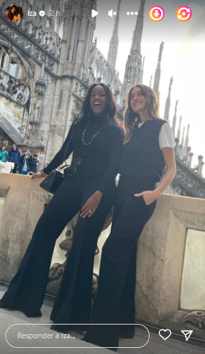 Iza posa com Sasha Meneghel na Itália