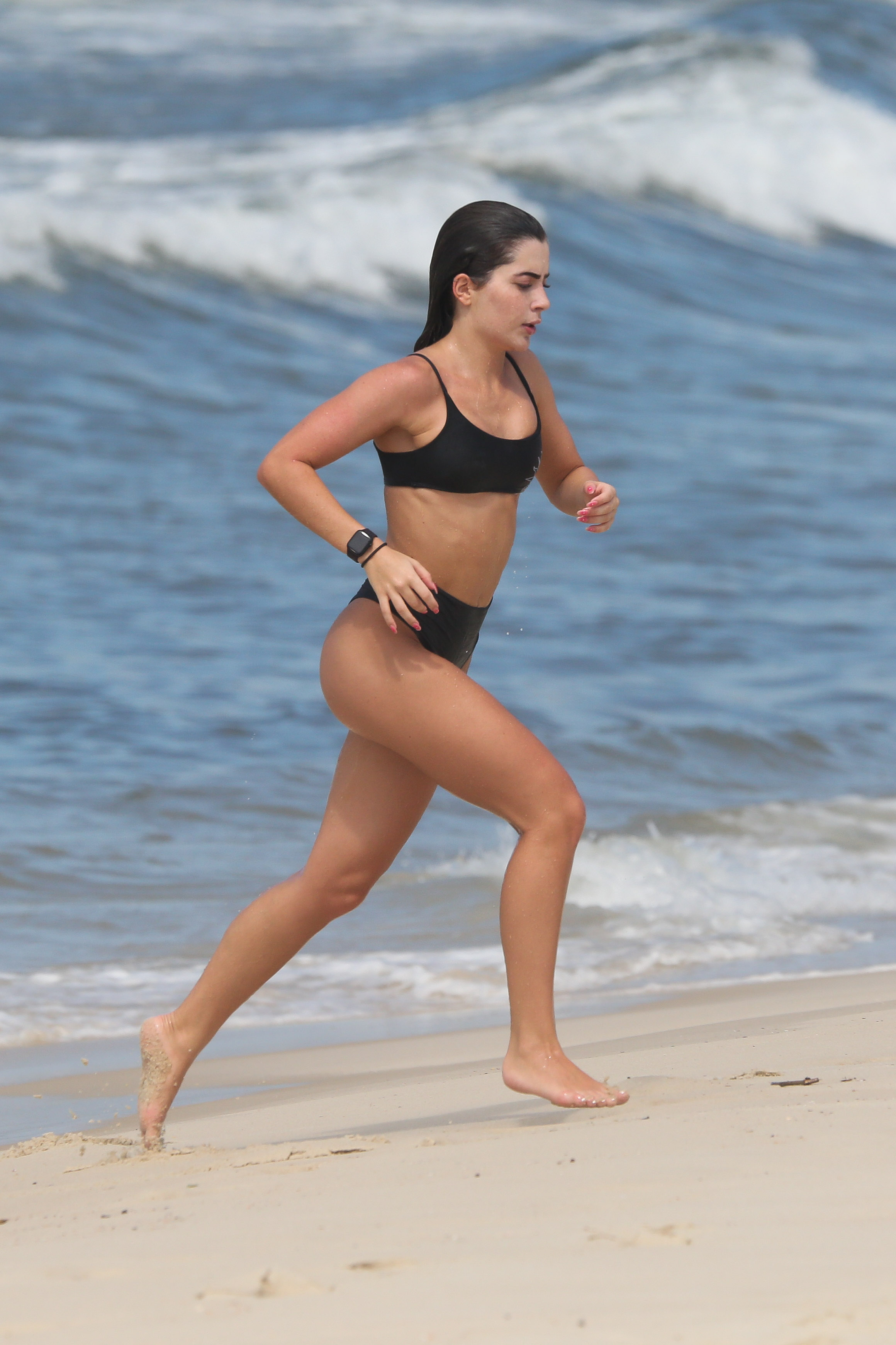 Jade Picon treina em praia do Rio